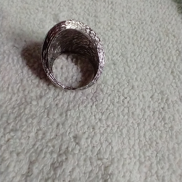Silvertone large textured wide ring cocktail 🍸🍹 - Picture 4 of 5